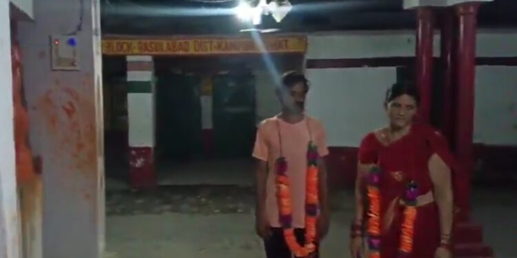 पत्नी से मिलने आया था प्रेमी…पति ने पकड़कर मंदिर में करवाई शादी !!