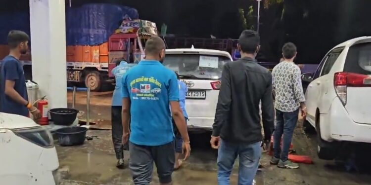 सीएम के काफिले में शामिल होने वाली गाड़ियों में डीजल की जगह भर दिया गया पानी, मचा हड़कंप!