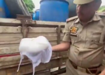 पनीर खाने वाले देख लो नक़ली पनीर कैसा होता है ,  नोएडा पुलिस ने 1600 किलो नकली पनीर, केमिकल जिससे पनीर बनाया जाता है
