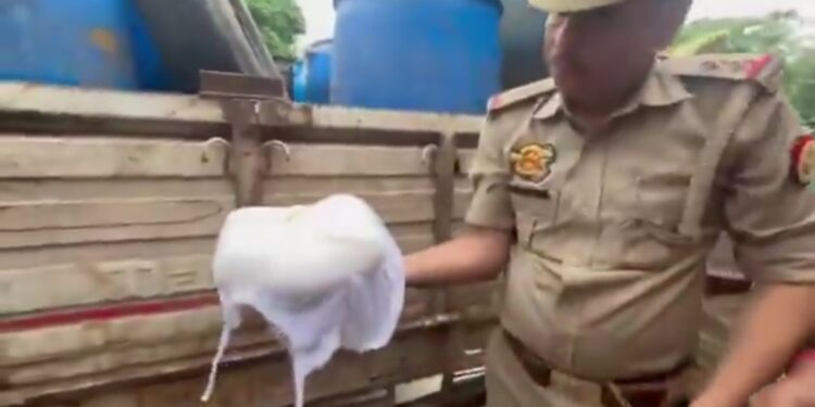 पनीर खाने वाले देख लो नक़ली पनीर कैसा होता है ,  नोएडा पुलिस ने 1600 किलो नकली पनीर, केमिकल जिससे पनीर बनाया जाता है