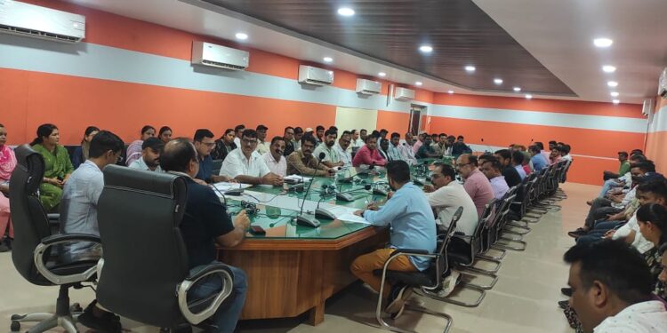 कटनी कार्य में लापरवाही करने वाले दो कर्मचारियों को किया सेवा से पृथक