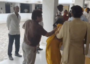 जनसुनवाई में भड़की महिला को एसडीएम ने दिया धक्का  रतलाम की मलवासा गांव की अम्रीबाई, एसडीएम अनिल भाना का वीडियो सामने आया