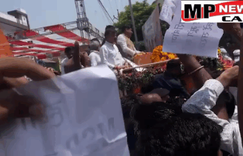 नरसिंहपुर – गाडरवारा में सीएम डॉ. मोहन यादव के रोड शो के दौरान किसानों ने मूंग खरीदी चालू करो के नारे लगाकर किया विरोध प्रदर्शन