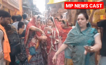 मंदिर कॉरिडोर और न्यास गठन का विरोध 17वें दिन भी जारी ।  गोस्वामी एवं व्यापारी समाज की महिलाओं ने बांके बिहारी मंदिर क्षेत्र एवं कुंज गलियों में दूध की धार से की परिक्रमा।