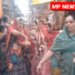 मंदिर कॉरिडोर और न्यास गठन का विरोध 17वें दिन भी जारी । गोस्वामी एवं व्यापारी समाज की महिलाओं ने बांके बिहारी मंदिर क्षेत्र एवं कुंज गलियों में दूध की धार से की परिक्रमा।