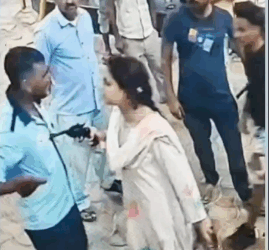 एक युवती ने पेट्रोल पंप पर खुलेआम सेल्समैन को रिवॉल्वर सटाकर धमकाया देखे CCTV