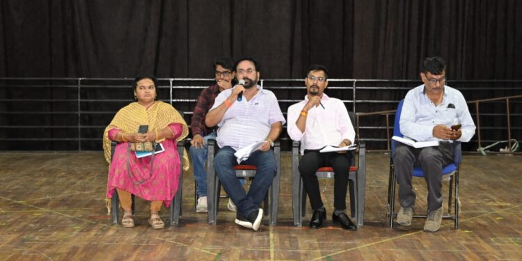 ऑडिटोरियम में आयोजित समग्र ई. के.वाय.सी कार्य की प्रगति की समीक्षा कर उपायुक्त ने दिए आवश्यक दिशा निर्देश  डोर टू डोर संपर्क कर आपसी समन्वय से कार्य पूर्ण करानें के दिए निर्देश