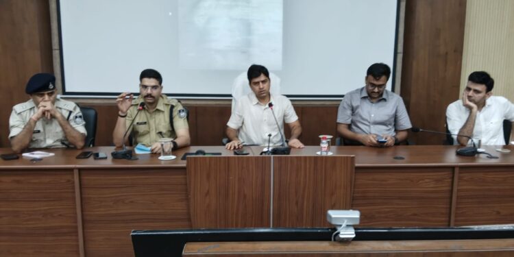 उद्योगपतियों को कटनी में संभावित माइनिंग कॉन्‍क्‍लेव की अनुवर्ती कार्यवाही की दी गई जानकारी  खनन क्षेत्र में निवेश को मिलेगा बढ़ावा, खनिज संपदा के बेहतर उपयोग पर होगा मंथन  कलेक्‍टर श्री यादव की अध्‍यक्षता में आयोजित हुई बैठक