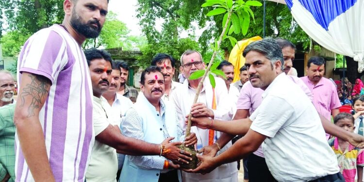 जिला पंचायत उपाध्यक्ष अशोक विश्वकर्मा  ने बच्चों के साथ मिलकर रोपे फलदार पौधे