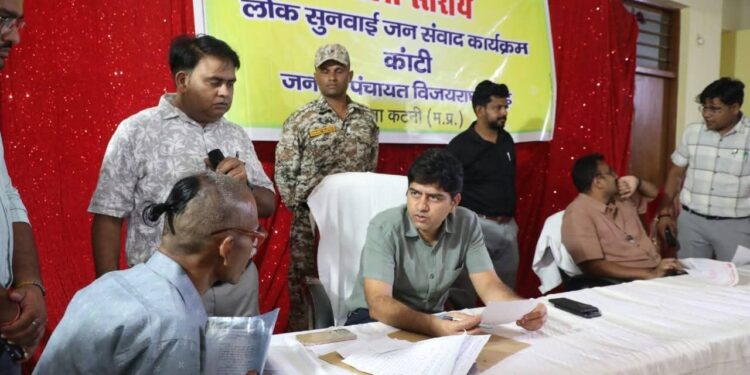 कांटी में आयोजित लोक सुनवाई सह जनसंवाद कार्यक्रम में कलेक्‍टर श्री यादव ने सुनी 56 ग्रामीणों की समस्याएं, अधिकारियों को दिये निराकरण के निर्देश