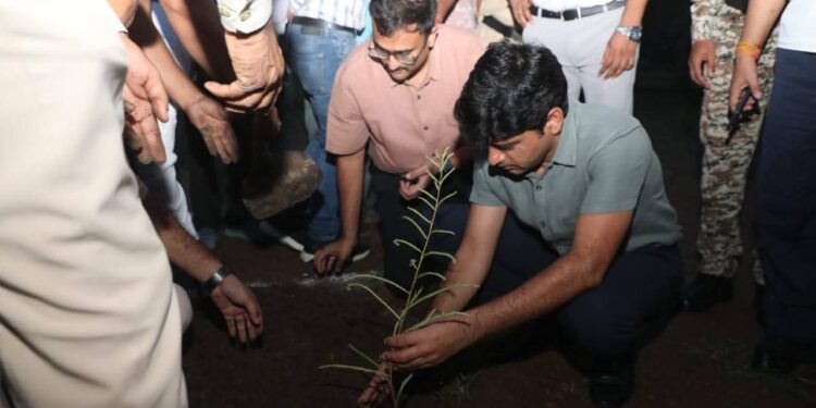 एक पेड़ मां के नाम अभियान के तहत कांटी में कलेक्‍टर श्री यादव ने किया पौधारोपण