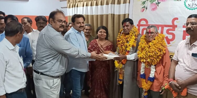 42 वर्ष की सेवा के बाद नगर निगम से रिटायर हुए बिचपुरिया सभागार में महापौर, निगम अध्यक्ष की मौजूदगी में दी गई विदाई