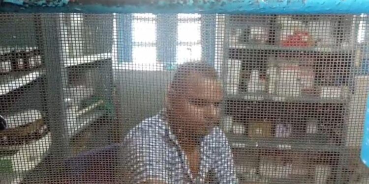हेल्पर करे काम,, फार्मासिस्ट करे आराम,, हमेशा रहते हैं नदारत,,,