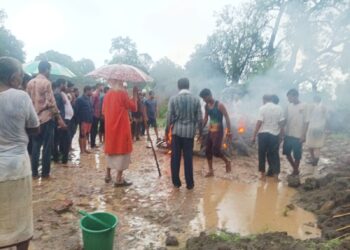 बरसाती लगाकर करना पड़ा शव का अंतिम संस्कार,छाता लगाकर बचते रहे ग्रामीण