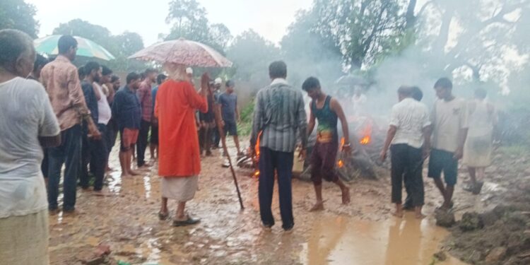 बरसाती लगाकर करना पड़ा शव का अंतिम संस्कार,छाता लगाकर बचते रहे ग्रामीण
