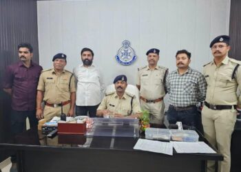 *महगे शौक के लिये करते थे ए.टी.एम. कार्ड बदलकर धोखाधडी कोतवाली पुलिस ने 60 हजार रुपये नगद, 19 ए.टी.एम. कार्ड, साहित धोखाधड़ी करने वाले आरोपीगणो को किया गिरफ्तार*