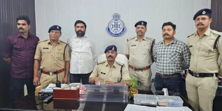 *महगे शौक के लिये करते थे ए.टी.एम. कार्ड बदलकर धोखाधडी कोतवाली पुलिस ने 60 हजार रुपये नगद, 19 ए.टी.एम. कार्ड, साहित धोखाधड़ी करने वाले आरोपीगणो को किया गिरफ्तार*