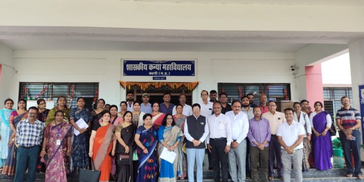 शासकीय कन्या महाविद्यालय, कटनी के सभागार में आज रानी दुर्गावती विश्वविद्यालय, जबलपुर के कुलगुरु डॉ. राजेश कुमार वर्मा की अध्यक्षता में एक महत्वपूर्ण बैठक का आयोजन किया गया
