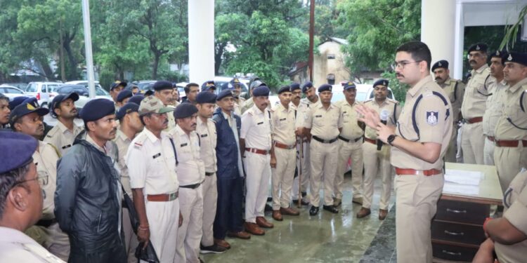 ▫️ *मोहर्रम ड्यूटी में तैनात पुलिस बल को पुलिस अधीक्षक अभिनय विश्वकर्मा ने किया ब्रीफ* – ▫️ *सौहार्दपूर्ण और सुरक्षित आयोजन हेतु दिए आवश्यक निर्देश*