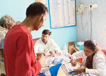 डॉक्टर साहब नदारत,,, CHO और नेत्र सहायक चिकित्सक चला रहे ओपीडी…