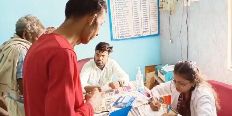 डॉक्टर साहब नदारत,,, CHO और नेत्र सहायक चिकित्सक चला रहे ओपीडी…