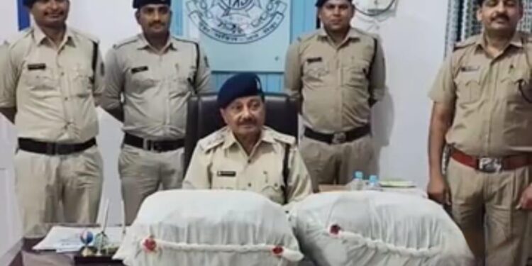 शिवपुर पुलिस ने दो गांजा तस्करो को घेराबंदी कर 10 किलो गांजा सहित पकड़ी बाइक,मामला दर्ज….