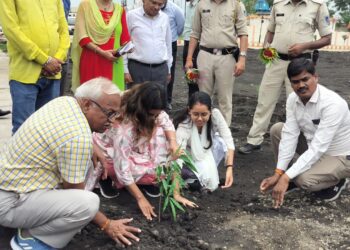 नगर परिषद पानखेड़ी में “एक पेड़ मां के नाम”अभियान के तहत कलेक्टर सुश्री ऋजु बाफना लगाया पौधा…!