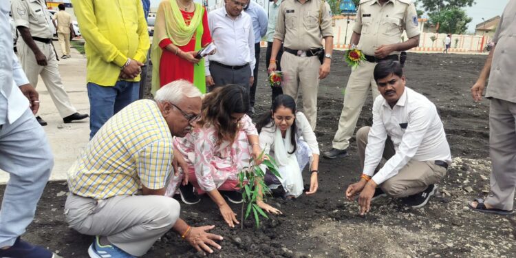 नगर परिषद पानखेड़ी में “एक पेड़ मां के नाम”अभियान के तहत कलेक्टर सुश्री ऋजु बाफना लगाया पौधा…!