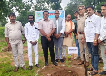 एक पेड़ मां के नाम के अंतर्गत वन विभाग के खमतरा में