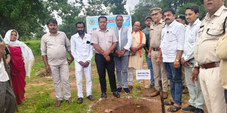 एक पेड़ मां के नाम के अंतर्गत वन विभाग के खमतरा में