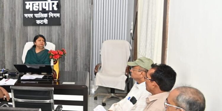 *नगर के शासकीय स्कूलों में मरम्मत एवं आवश्यक विकास कार्यों के प्रस्तावों पर करें शीघ्र कार्यवाही*  *स्वीकृत विकास कार्य शीघ्र करें प्रारंभ,जलप्लावन की समस्या से निपटने ड्रेनेज सिस्टम रखें मजबूत*  *महापौर श्रीमती सूरी ने लोक निर्माण शाखा की बैठक आयोजित कर दिए आवश्यक दिशा – निर्देश*