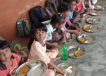 मध्यान भोजन में बच्चों को नहीं मिलती दाल,,,,