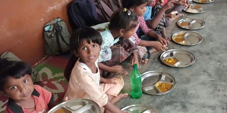 मध्यान भोजन में बच्चों को नहीं मिलती दाल,,,,