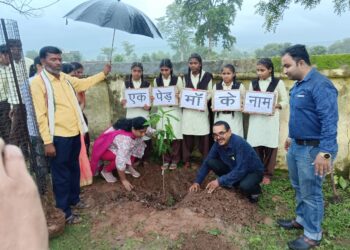 गुरु पूर्णिमा पर वृक्षारोपण : प्रकृति और गुरु दोनों को नमन