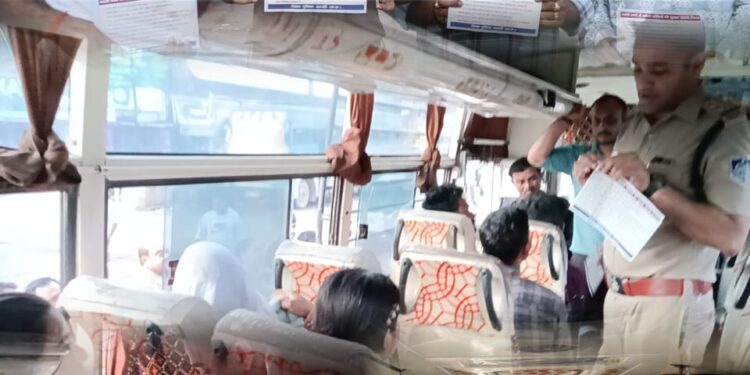 *महिला यात्रियों की सुरक्षा व्यवस्थाओं पर कटनी पुलिस कप्तान की चलाई जा रही मुहिम पर यातायात ट्रैफिक टी.आई. स्टाफ व बस ऑपरेटर एसोसिएशन जिला अध्यक्ष समेत प्रियदर्शिनी बस स्टेंड पहुंच बस यात्रियों को यात्री संबधी नियमों की दी जानकारी…..*