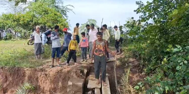 टूटी पुलिया, बनी बच्चों की शिक्षा में बाधा, प्रशासन खामोश,,