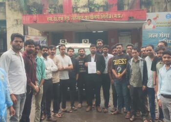 आज सिरोंज में करणी सेना परिवार सिरोंज द्वारा माननीय मुख्यमंत्री जी के नाम संबोधित ज्ञापन नायब तहसीलदार महोदय सिरोंज को सौंपा ।