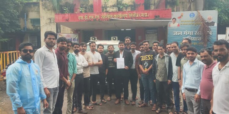आज सिरोंज में करणी सेना परिवार सिरोंज द्वारा माननीय मुख्यमंत्री जी के नाम संबोधित ज्ञापन नायब तहसीलदार महोदय सिरोंज को सौंपा ।