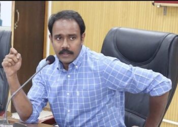 कलेक्टर की बड़ी कार्रवाई  एक शिक्षक निलंबित एवं अन्य को कारण बताओं नोटिस