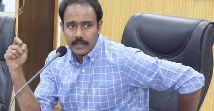 कलेक्टर की बड़ी कार्रवाई एक शिक्षक निलंबित एवं अन्य को कारण बताओं नोटिस