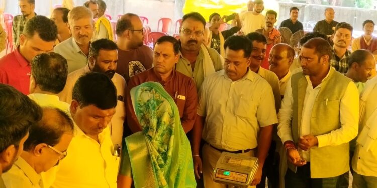 200 गांवों के किसानों की ग्रीष्म कालीन फसल मूंग उड़द की समर्थन मूल्य पर खरीदी हुई चालू विधायक की उपस्थिति में जनपद अध्यक्ष ने पूजन कर किया शुभारंभ