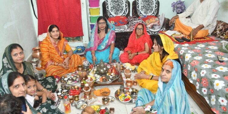 शिवभक्त महिलाओ ने मिट्टी के शिवलिंग बनाकर श्रावण मास के पहले सोमवार किया अभिषेक