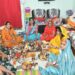 शिवभक्त महिलाओ ने मिट्टी के शिवलिंग बनाकर श्रावण मास के पहले सोमवार किया अभिषेक