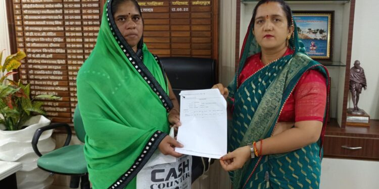 संबल योजना में पति की असामयिक मृत्यु बाद वित्तीय संकट से जूझ रहे परिवार को मिला 2 लाख का सहारा,प्रमाण पत्र नगरपालिका अध्यक्ष नीतू महेंद्र यादव द्वारा प्रदान कर किया गया….