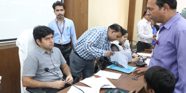 *बिना अवकाश और अनुमति के जनसुनवाई में पहुंचना* *शिक्षक को पड़ा महंगा*,*हुआ निलंबित*