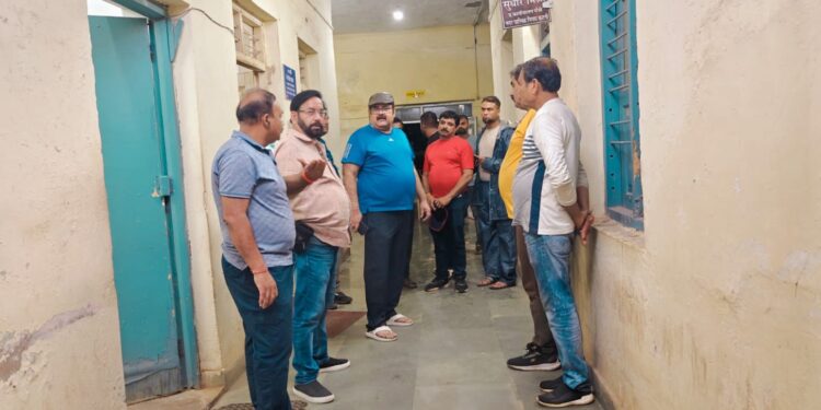 *निगमायुक्त श्री दुबे ने देर रात कंट्रोल रूम का किया औचक निरीक्षण* *ड्यूटी में तैनात कर्मचारियों को तत्परता के साथ दायित्वों का निर्वहन करने दिए निर्देश*