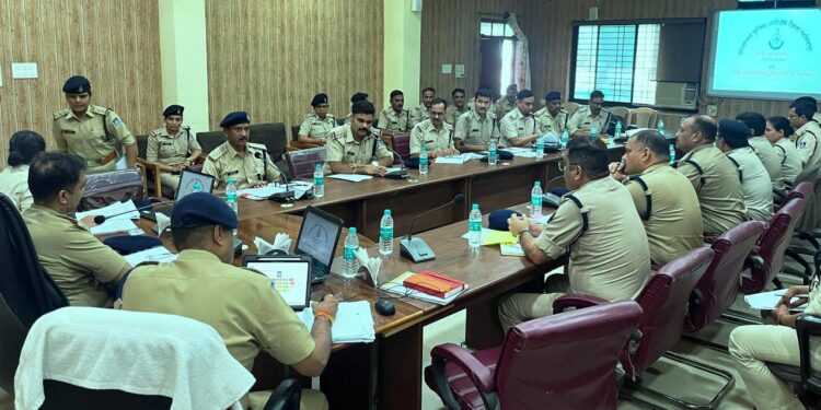 *पुलिस उप महानिरीक्षक, श्री डी. कल्याण चक्रवर्ती द्वारा ली गयी जिला नरसिंहपुर की अपराध समीक्षा बैठक दिए आवश्यक दिशा निर्देश।*