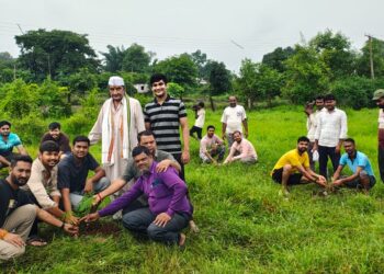 मुक्तिधाम में किया पौधारोपण