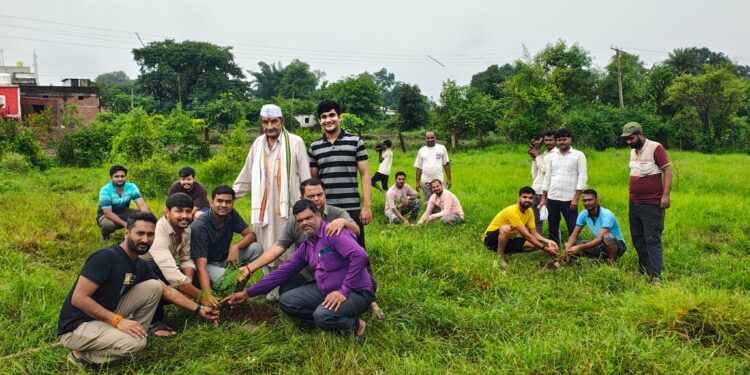 मुक्तिधाम में किया पौधारोपण