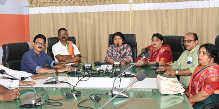 *जल भराव वाले क्षेत्रों से सर्वोच्च प्राथमिकता से  पानी की निकासी- महापौर श्रीमती सूरी*  *महापौर एवं निगम पार्षदों की मौजूदगी में समीक्षा बैठक संपन्न*